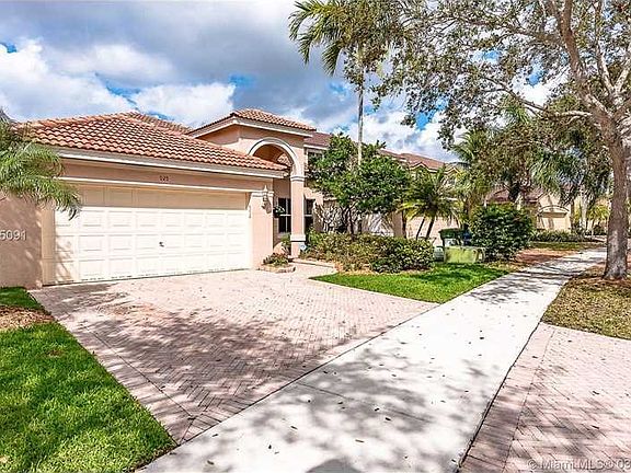 2nd image of 925 Tanglewood Cir