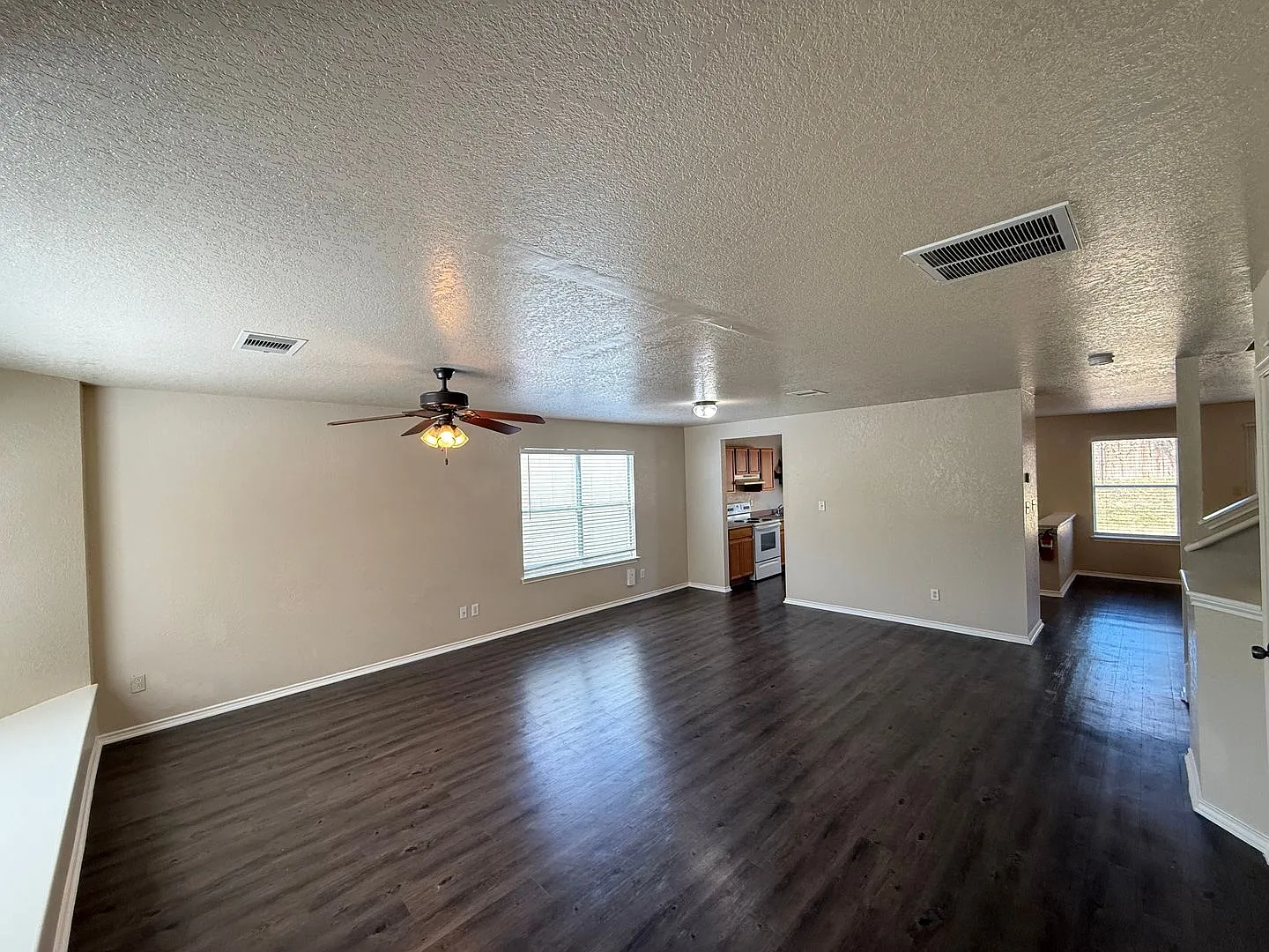 Well kept 4bd 2.5ba in Prime Location — Photo 4