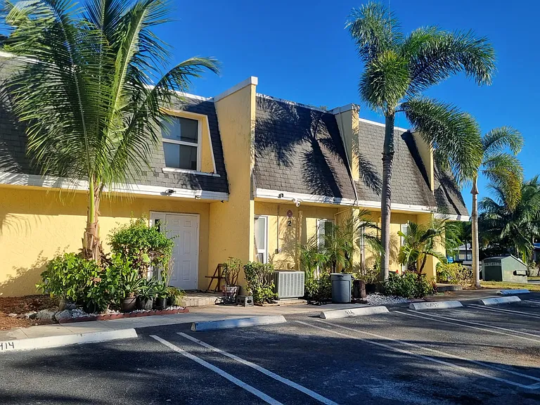 Pelican Pointe — Photo 4