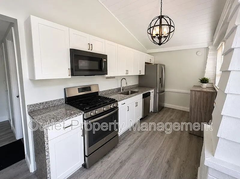 3 bed, 3.0 bath, $2,350 — Photo 2