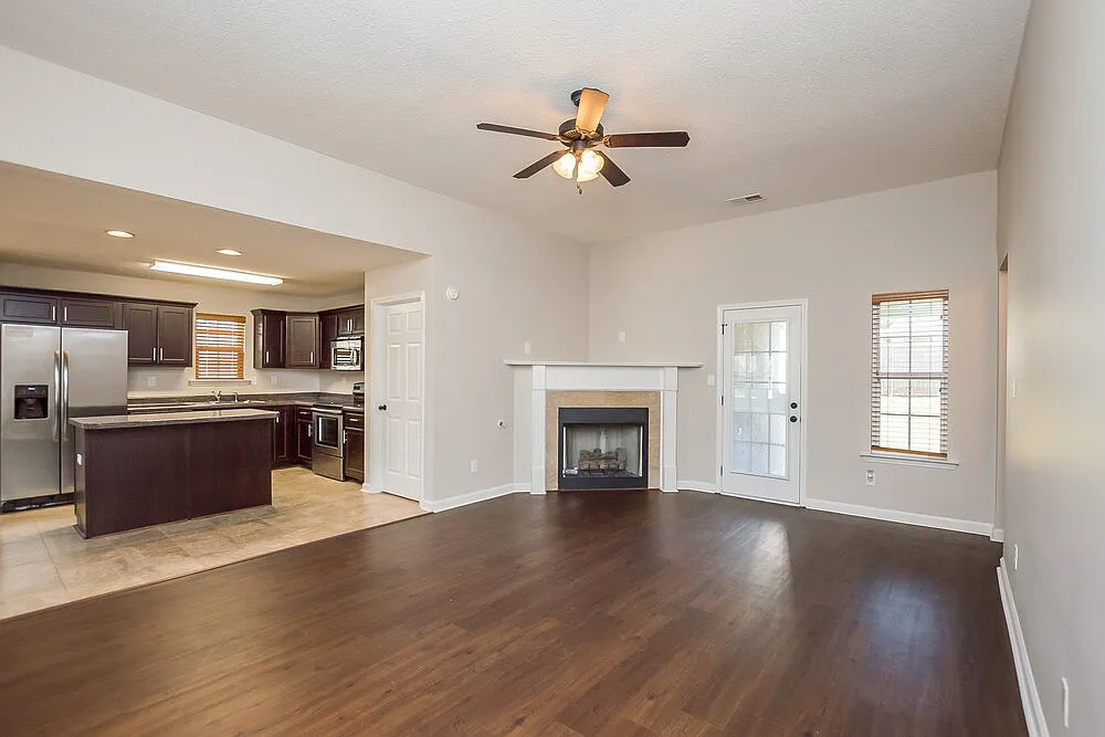3 bed, 2.0 bath, 1500 sqft, $1,895 — Photo 3