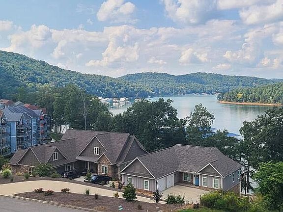 3rd image of 502 Round Lake Cir