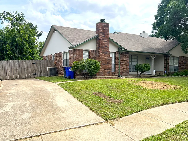 405 Augustine Dr — Photo 2