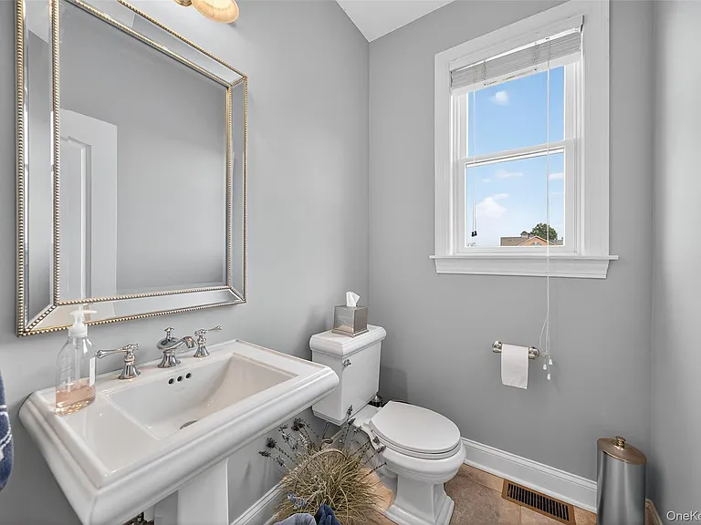 11 Dorian Way — Photo 8