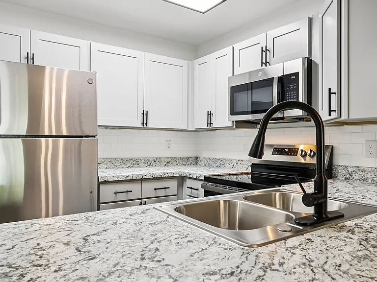 Lakeside Glen Apartments — Photo 9