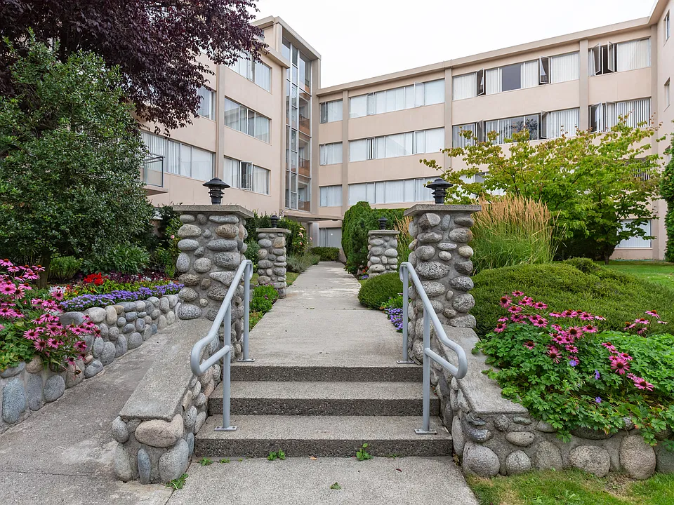 6450 East Blvd #409
