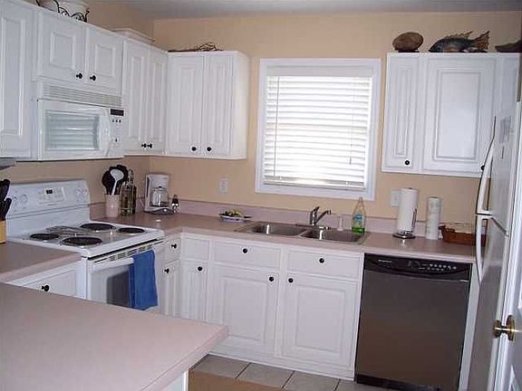 kitchen w/pantry