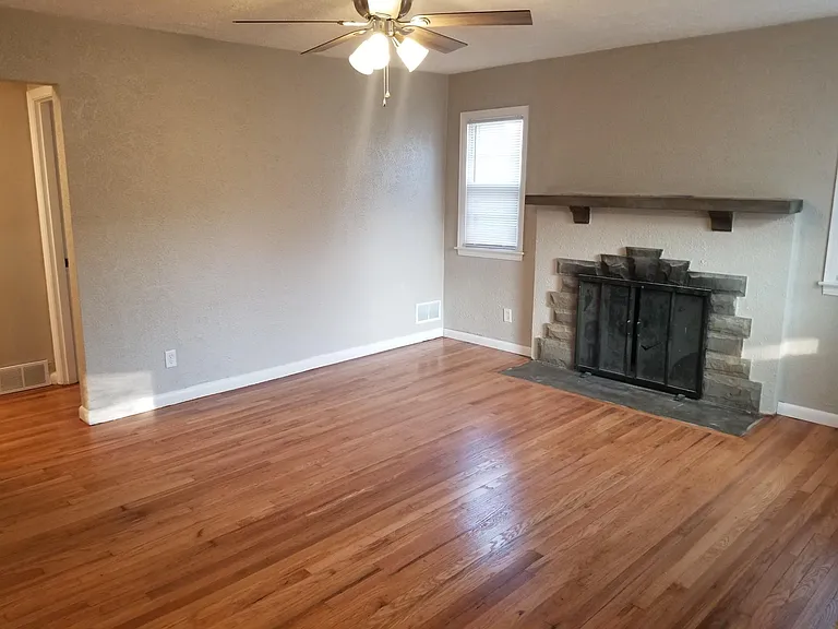 703 E Stewart St — Photo 14