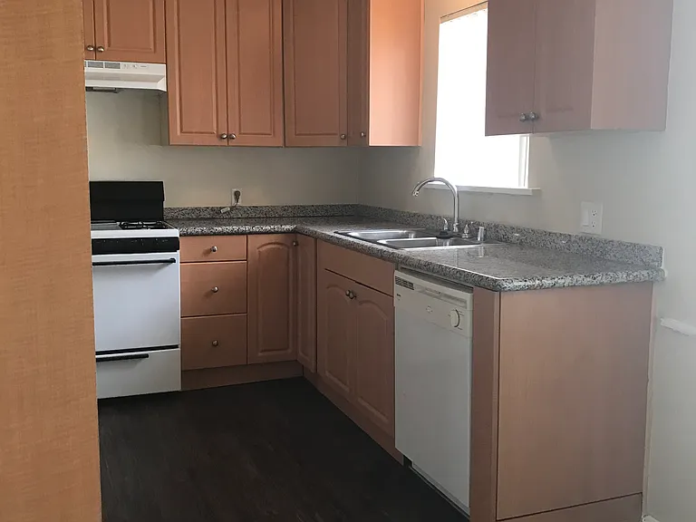 Chateau Laurel Apartments — Photo 7