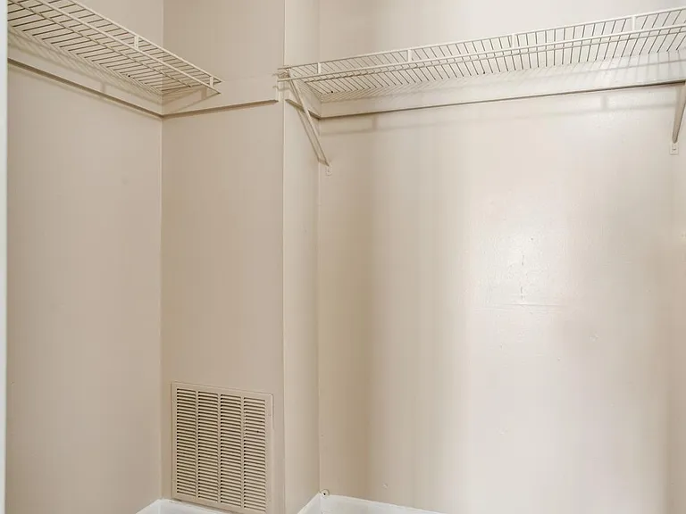 Chateau Apartments — Photo 46