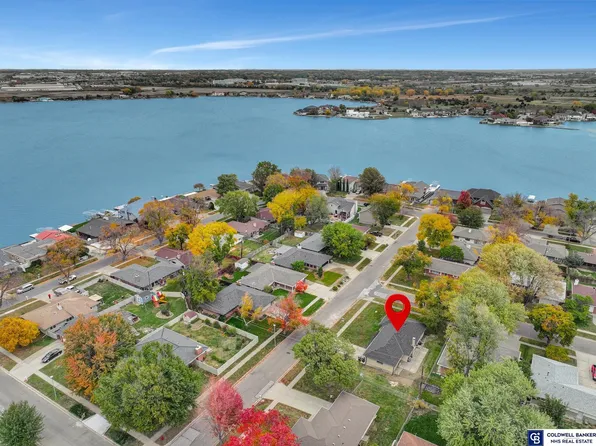 1105 Surfside Dr, Lincoln, NE 68528