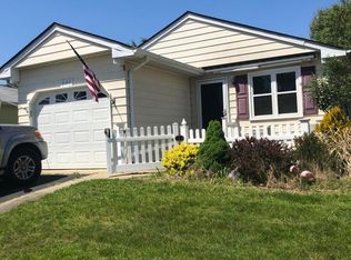 221 Torrey Pines Dr, Toms River, NJ 08757