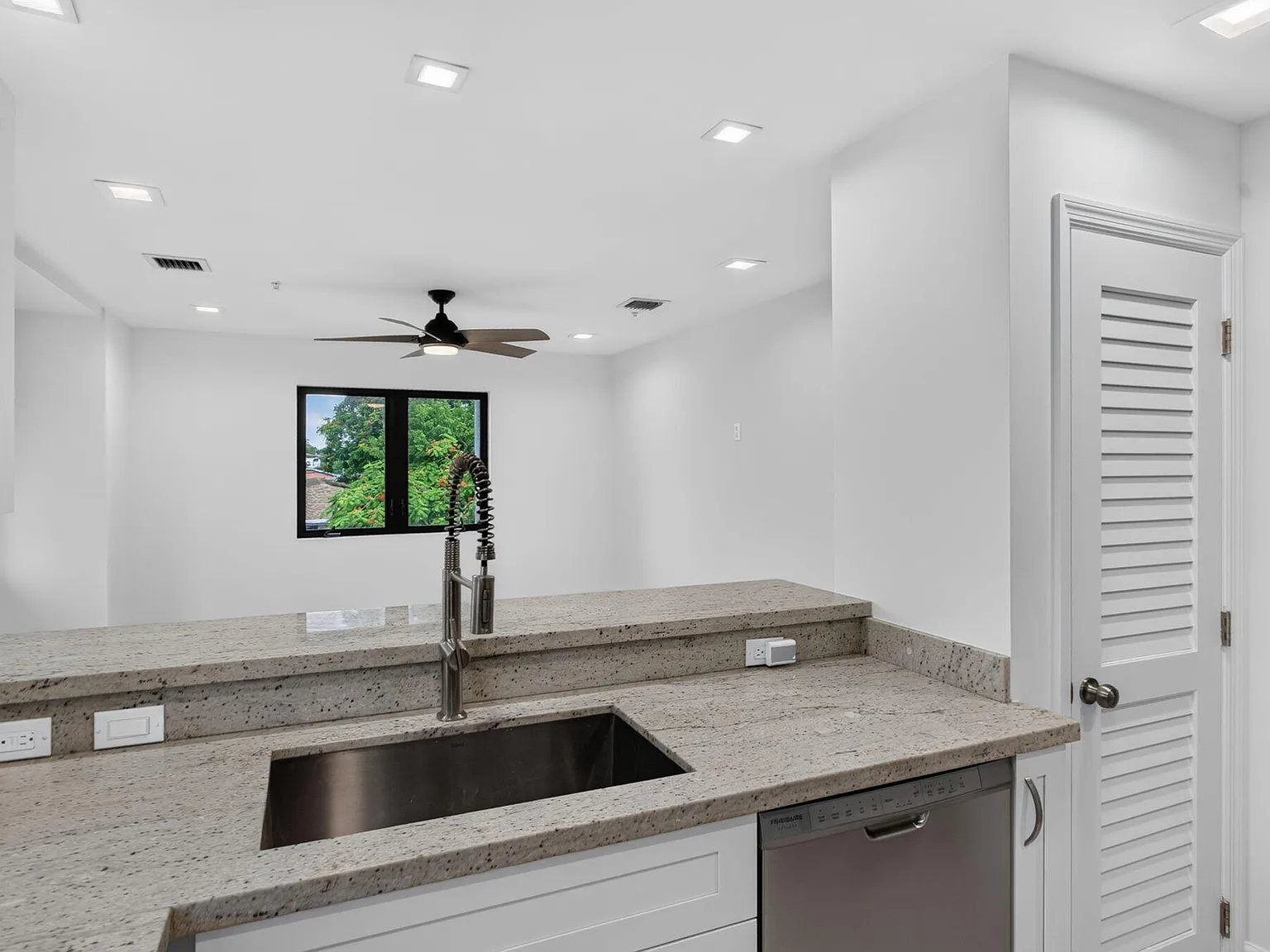 3 bed, 3.0 bath, 1149 sqft, $3,400 — Photo 4