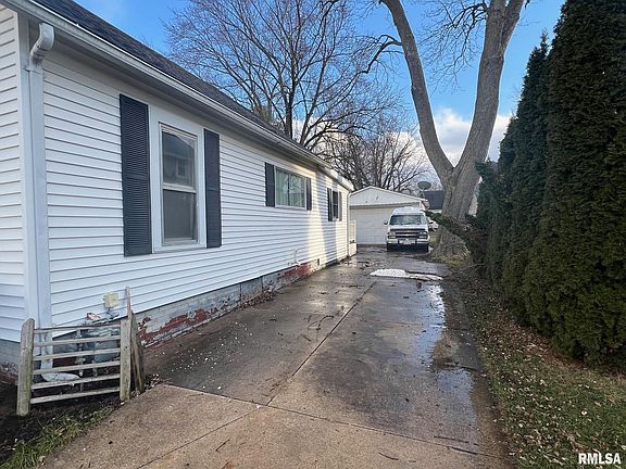 2nd image of 274 W 2nd St