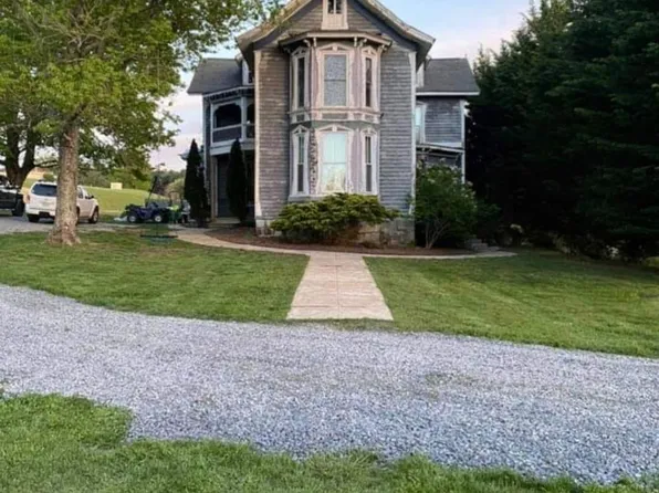1104 Henson Ave, Pearisburg, VA 24134