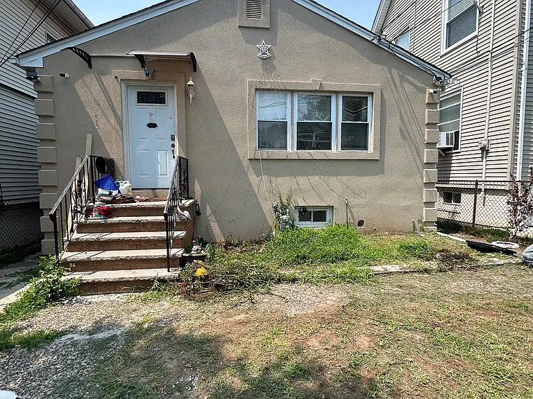 521 Burnham Rd — Photo 1