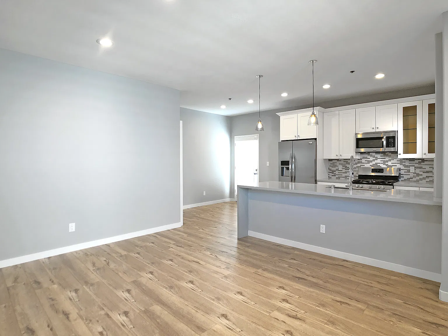 10560 Santa Monica Blvd — Photo 2