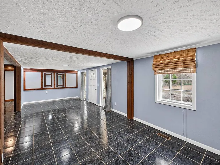 209 Edgar St — Photo 4