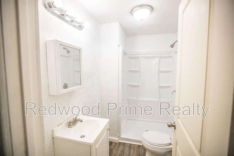3 bed, 1.0 bath, $750 — Photo 2