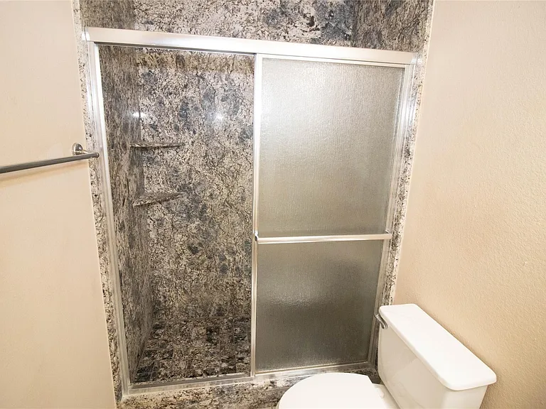 2202 Crossmill Ln — Photo 32