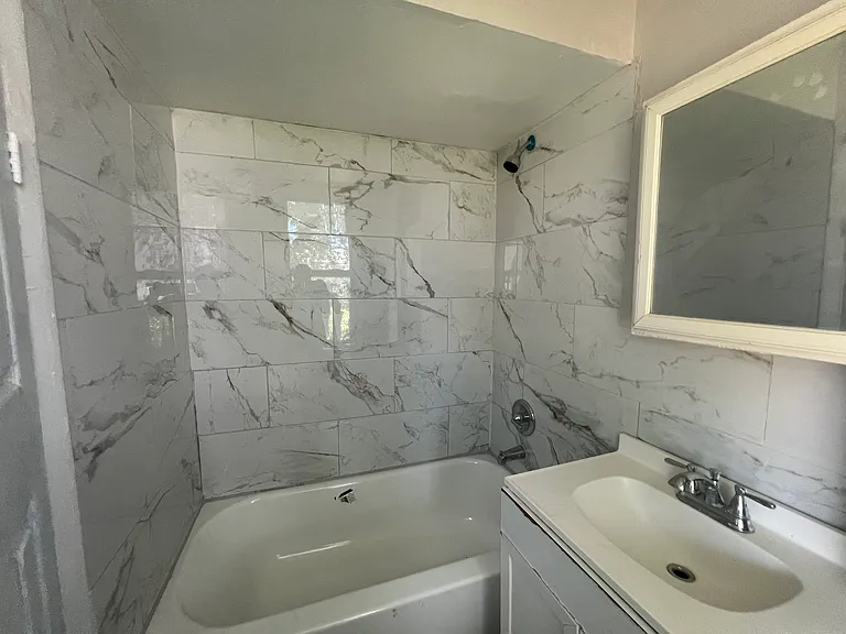 422 Saint Pauls Ave #1 — Photo 8
