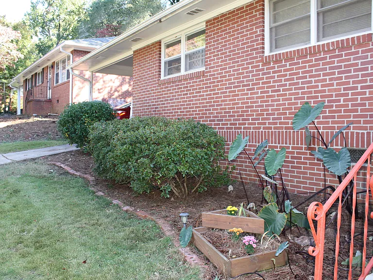 566 Woodland Hills Dr — Photo 3