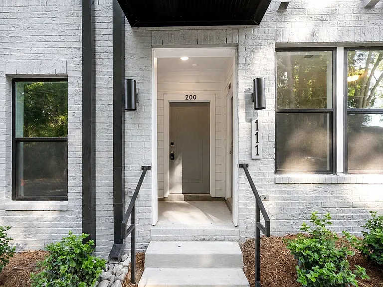 111 N Franklin St #100 — Photo 1
