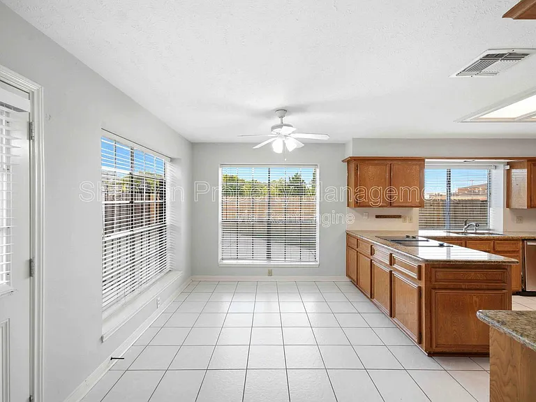 15911 Moon Rock Dr — Photo 15