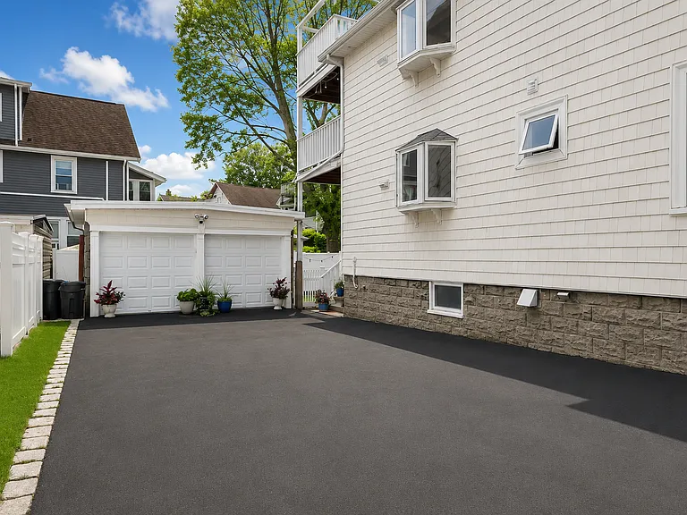 8 Maplewood St — Photo 3