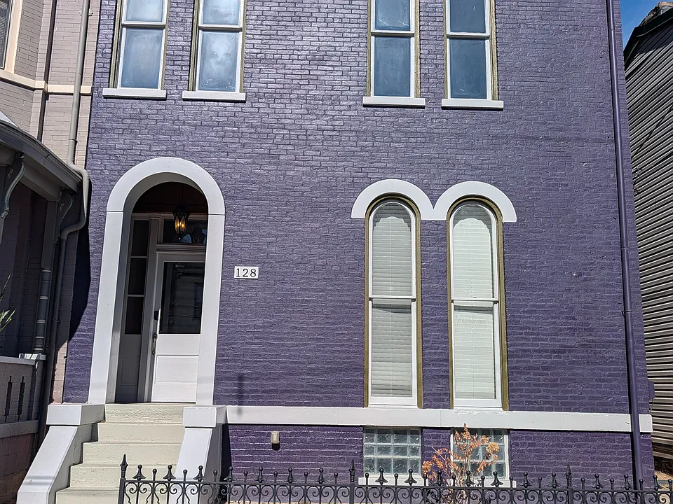 128 W 10th St