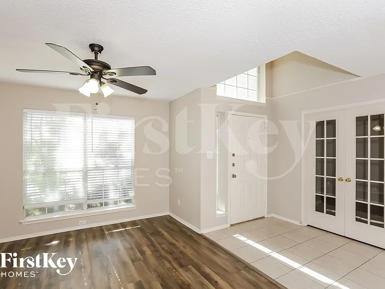 1146 Finch Cir — Photo 4