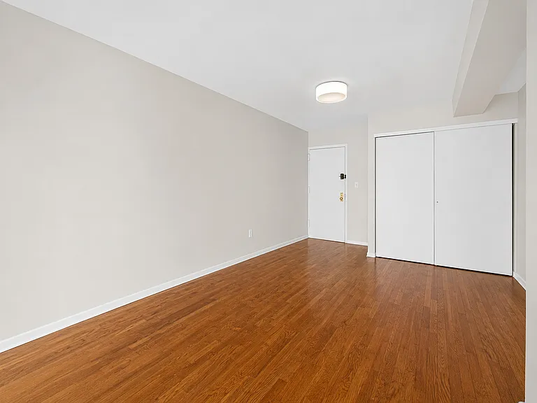 11-46 Welling Ct #3R — Photo 9