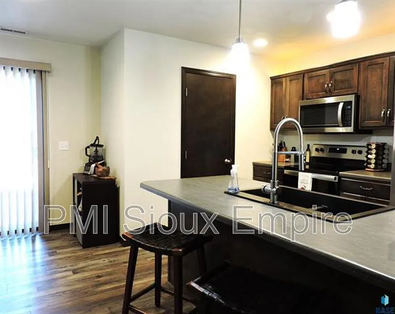 3 bed, 2.0 bath, 1250 sqft, $1,850 — Photo 3