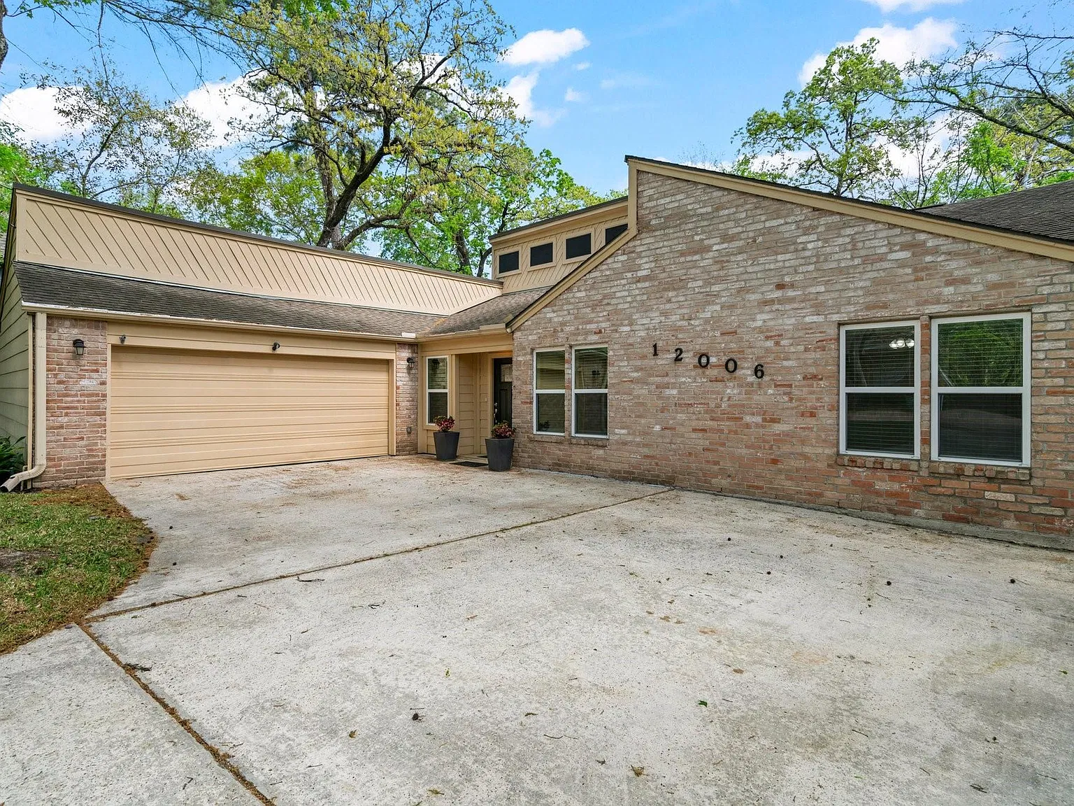 3 bed, 2.0 bath, 2605 sqft, $2,800 — Photo 2