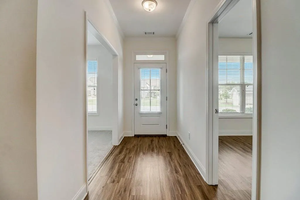 4 bed, 3.0 bath, 2552 sqft, $2,350 — Photo 2