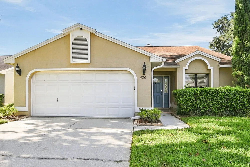 3 bed, 2.0 bath, 1369 sqft, $2,325 — Photo 1