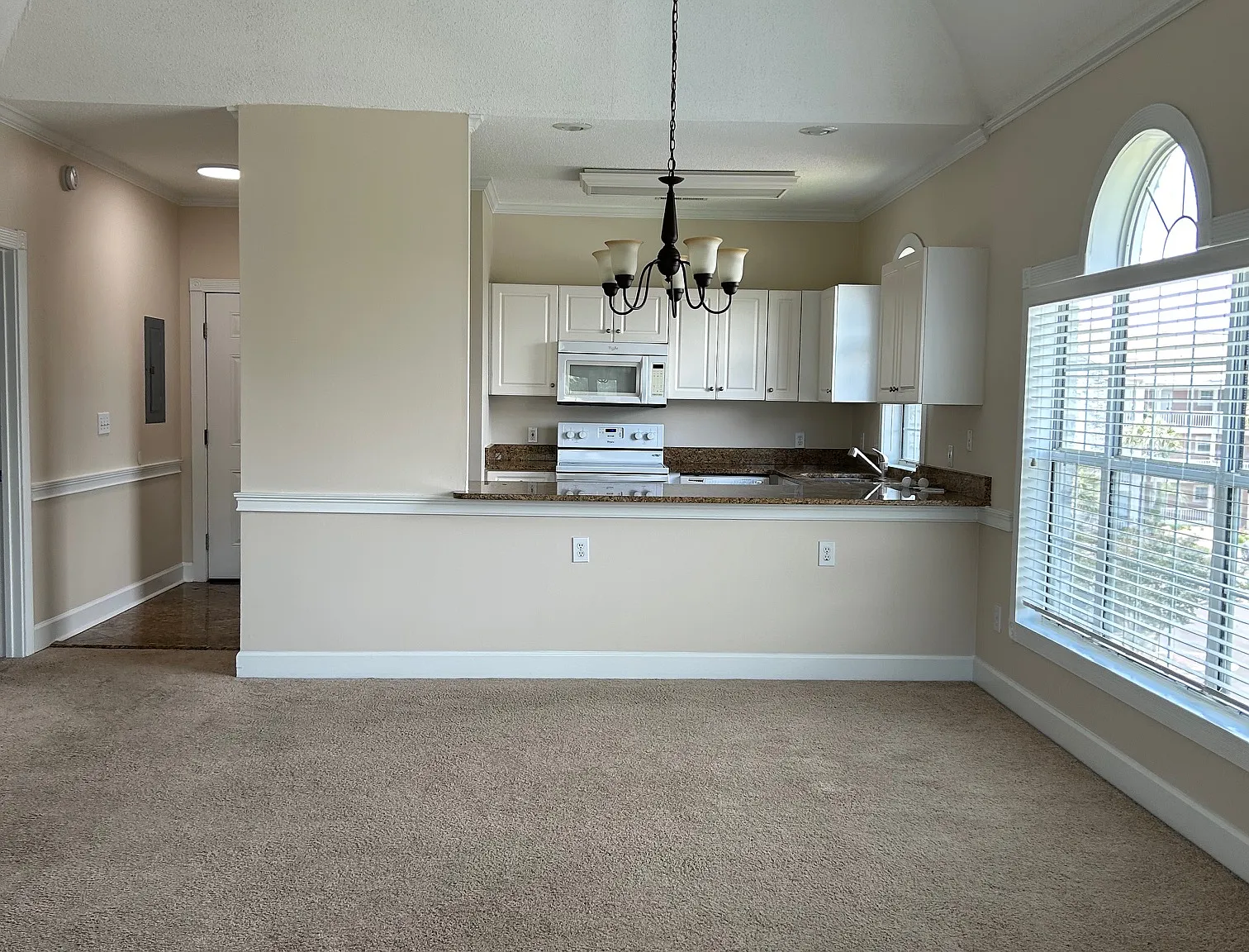 2 bed, 1000 sqft, $1,600 — Photo 2