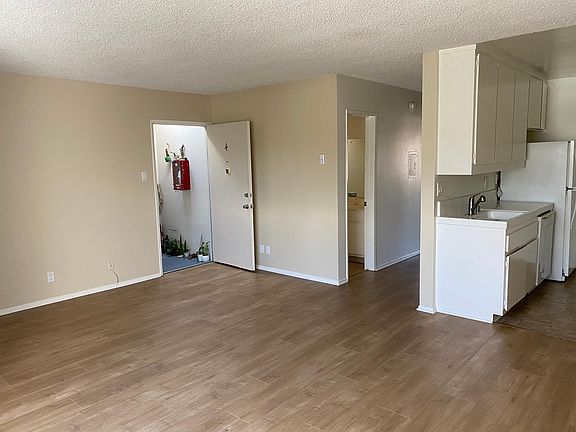 2nd image of 2308 32nd St APT 4