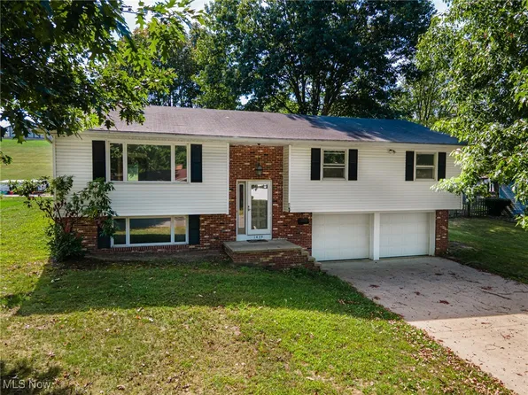 1439 Tomahawk Ln, Coshocton, OH 43812