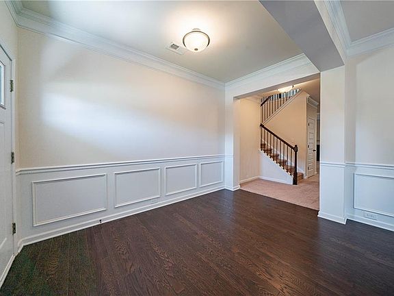 2nd image of 10 Edgewater Ct