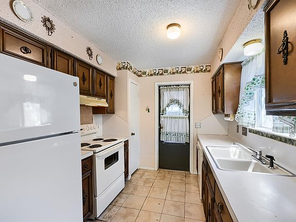 4th image of 7112 Windrift Way
