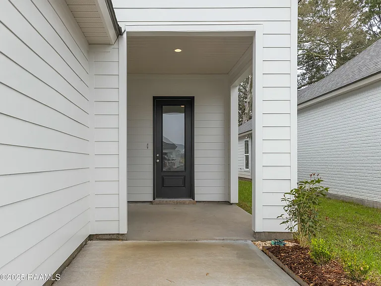 107 Alpine Dr — Photo 2