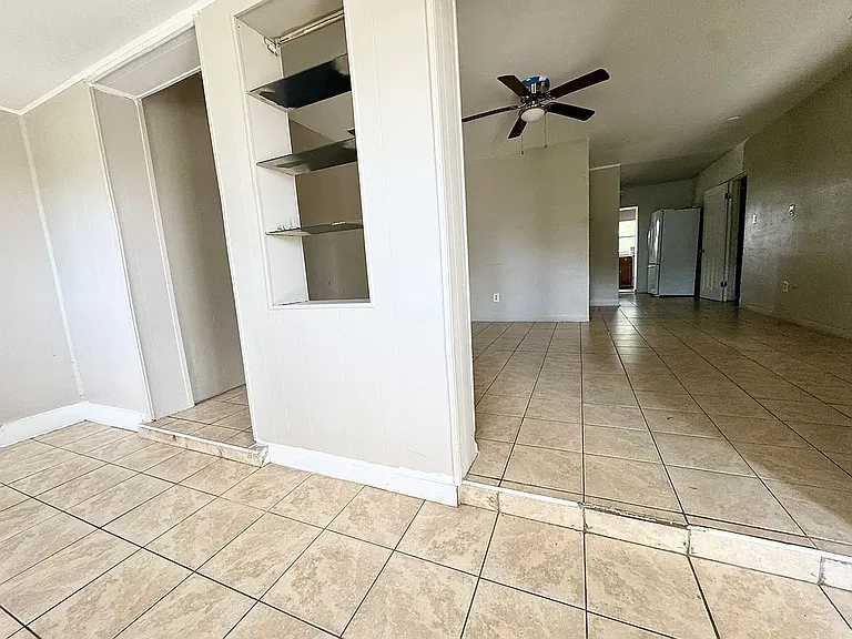 2233 E Magnolia St — Photo 12