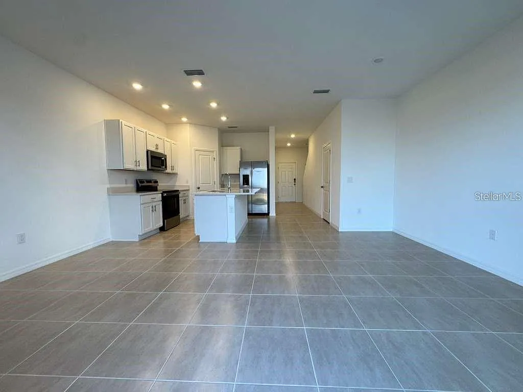 3 bed, 2.5 bath, 1404 sqft, $1,950 — Photo 3