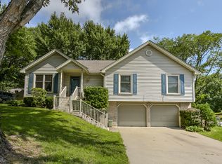 613 NE Country Club Dr, Blue Springs, MO 64014