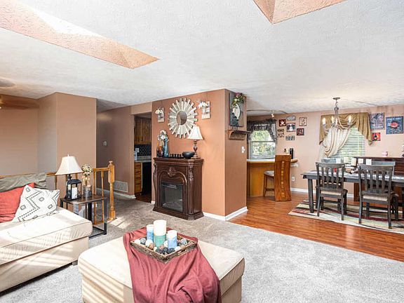 3rd image of 3076 Downhill Dr