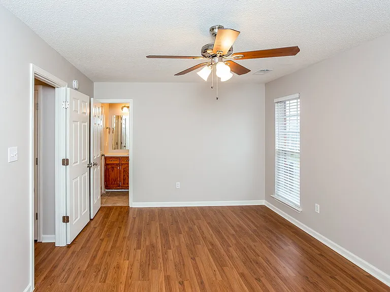 1720 Cherry Creek Dr — Photo 10