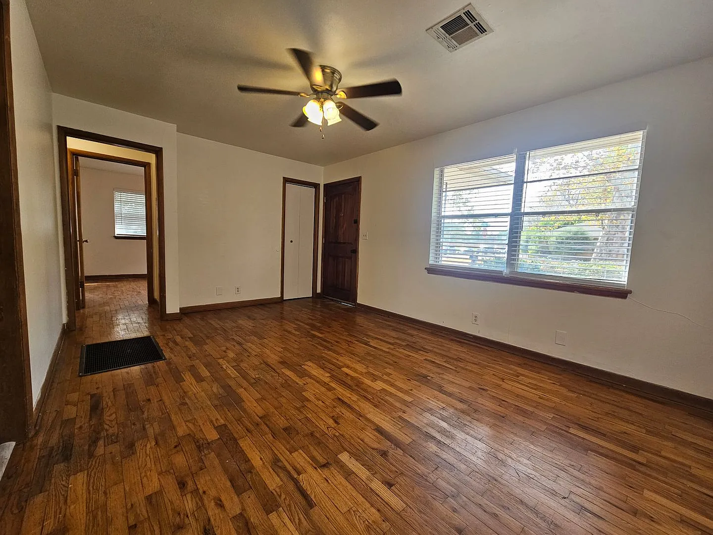 (2) Bed/(1) Bath Walking Distance to OU Campus Avail NOW! — Photo 3