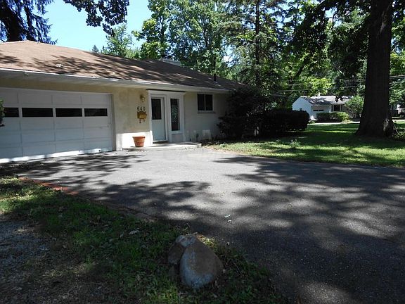 2nd image of 640 Yaronia Dr