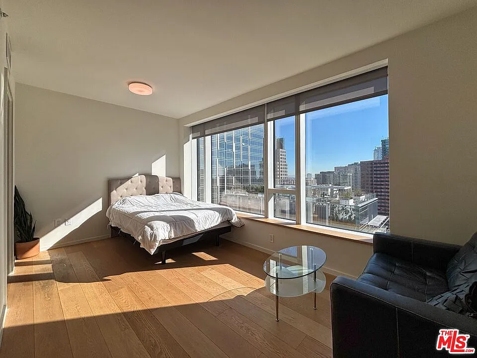 Building Photo - 889 Francisco St #2305